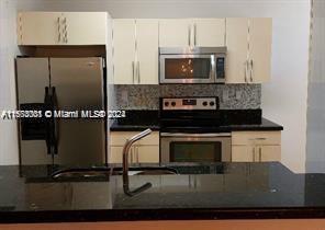 4650 NW 97th Pl in Doral, FL - Building Photo