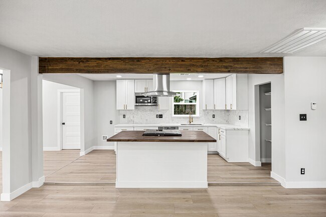 4626 Holly St in Bellaire, TX - Foto de edificio - Building Photo