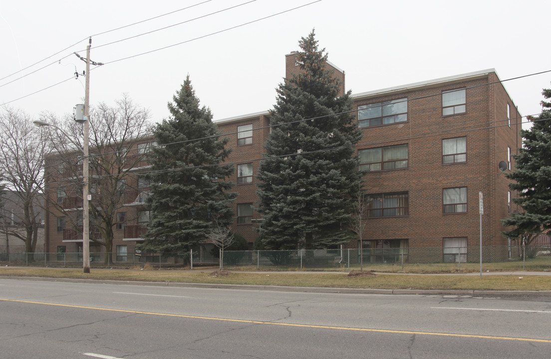 Amesbury Gardens in Toronto, ON - Building Photo