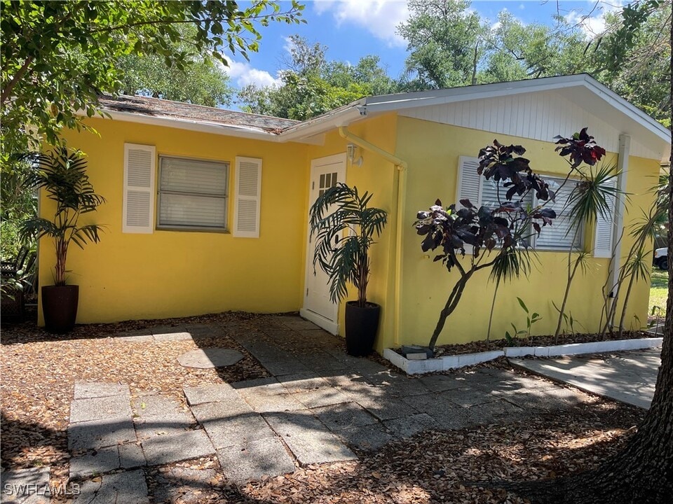 2303 Clifford St in Ft. Myers, FL - Building Photo