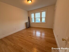 251 Kelton St, Unit 3 in Boston, MA - Foto de edificio - Building Photo