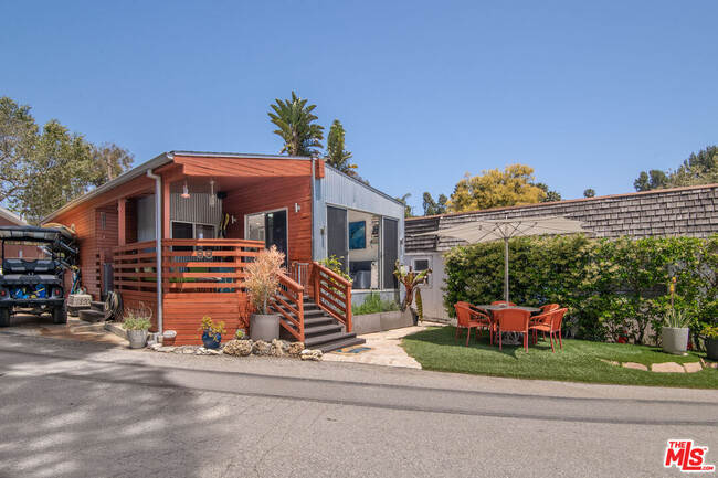 89 Paradise Cove Rd in Malibu, CA - Foto de edificio - Building Photo