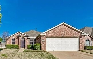 2816 Oakdale Dr in Burleson, TX - Building Photo