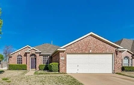 property at 2816 Oakdale Dr