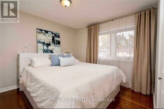 1054 Roosevelt Rd in Mississauga, ON - Building Photo - Building Photo