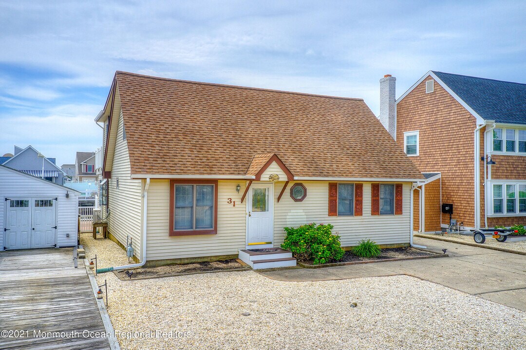 31 Peggy Ln in Stafford Township, NJ - Building Photo