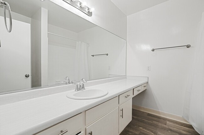 Regency Gardens in Sherman Oaks, CA - Building Photo - Interior Photo