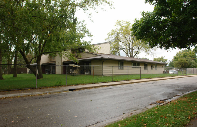 401 W Jolly Rd in Lansing, MI - Building Photo - Building Photo