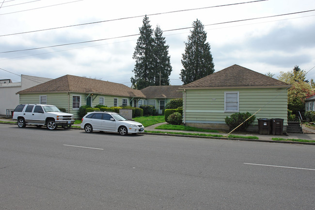 9106 SE Stark St in Portland, OR - Building Photo - Building Photo