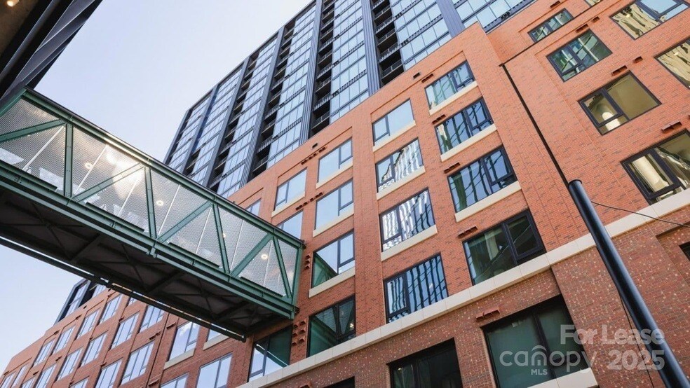 2161 Hawkins St, Unit 2P-P in Charlotte, NC - Building Photo