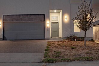 5410 Travesia Ct in Laredo, TX - Building Photo - Building Photo