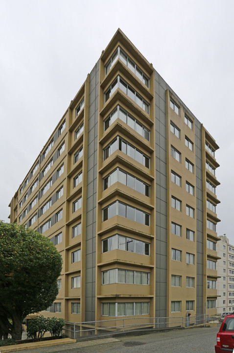 Crown Towers Apartments in New Westminster, BC - Building Photo