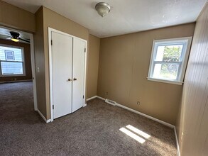 806 15th Ave S, Unit Lower in Clinton, IA - Building Photo - Building Photo