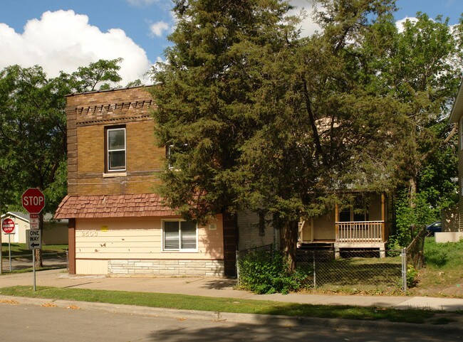 2503 Irving Ave N in Minneapolis, MN - Foto de edificio - Building Photo