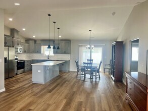 2393 Pacific St in Ephrata, WA - Foto de edificio - Building Photo