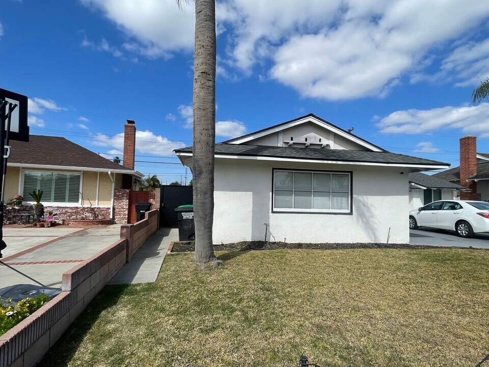 15947 Amber Valley Dr in Whittier, CA - Building Photo