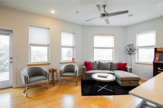 390 W 5th St in Fayetteville, AR - Foto de edificio - Building Photo