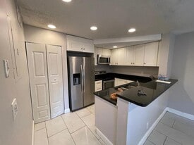 5844 Blueberry Ct in Lauderhill, FL - Building Photo