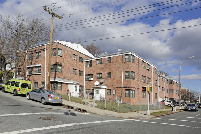 215-31 Hillside Ave in Queens Village, NY - Foto de edificio - Building Photo