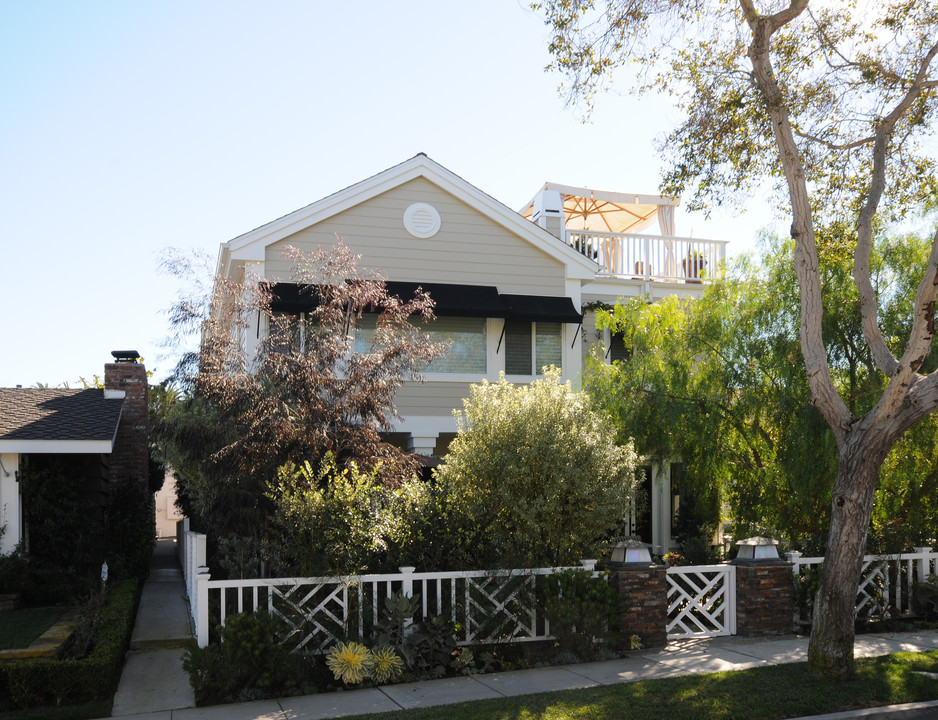 314 Larkspur Ave in Corona Del Mar, CA - Foto de edificio