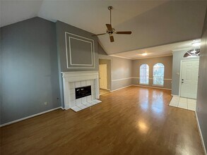 16027 Silver Valley Dr in Houston, TX - Foto de edificio - Building Photo