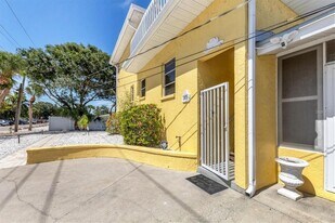 301 Avenida Madera in Sarasota, FL - Building Photo