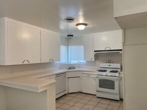 211 W Camron Ave in Tulare, CA - Building Photo - Building Photo