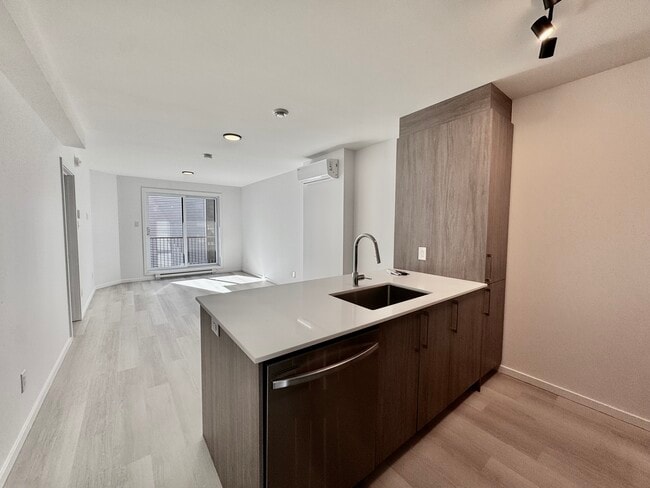 15 Guizot Rue E in Montréal, QC - Building Photo - Building Photo