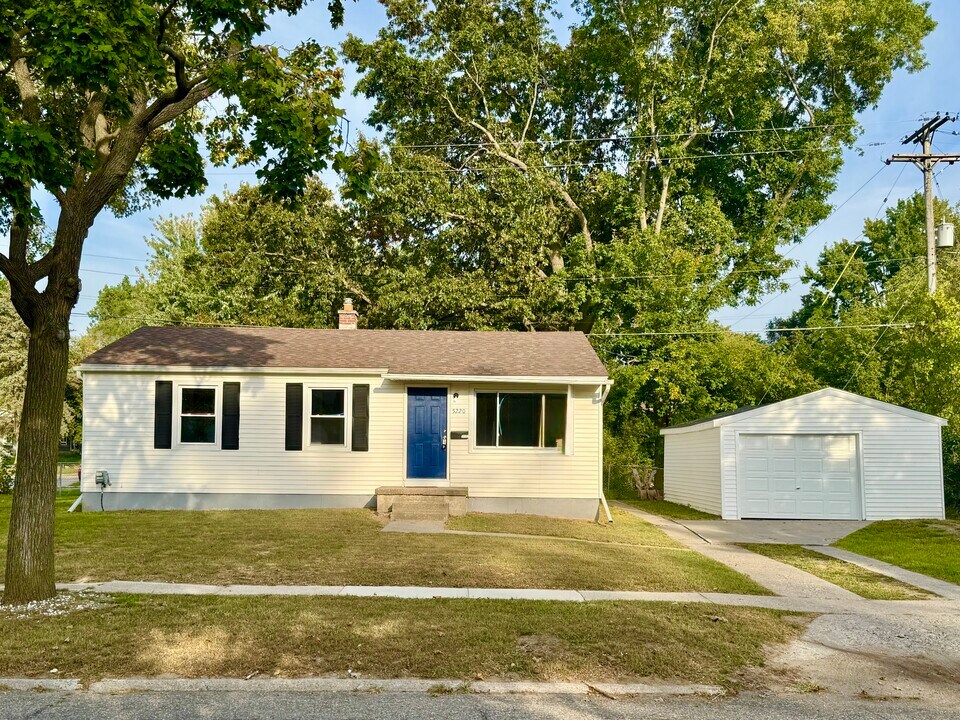 5220 Western Rd in Flint, MI - Building Photo