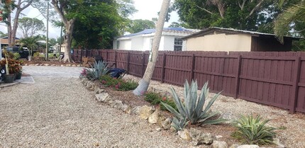 4385 Pine Lake Rd in Bonita Springs, FL - Building Photo - Building Photo