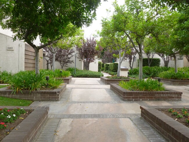 584 W Huntington Dr in Arcadia, CA - Building Photo - Building Photo