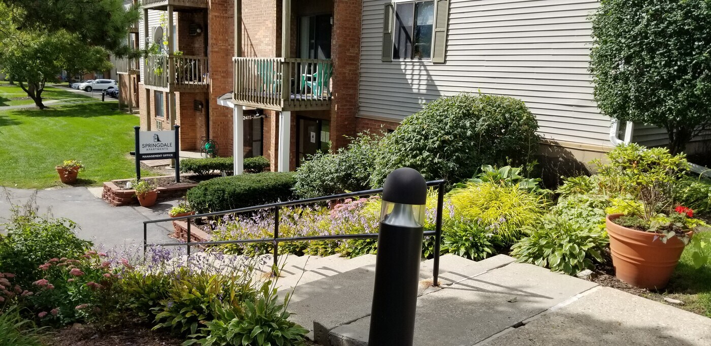Springdale Apartments in Waukesha, WI - Foto de edificio
