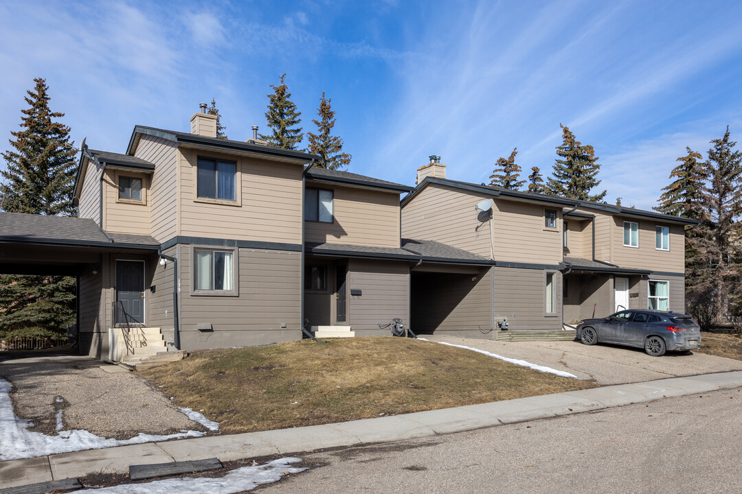 Beddington Heights Village in Calgary, AB - Building Photo