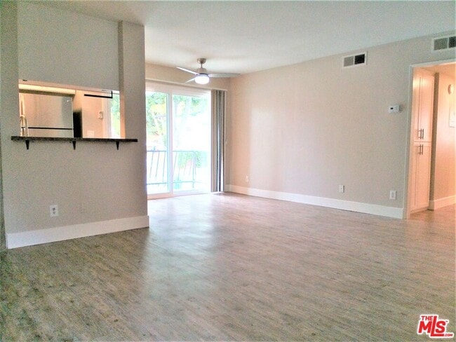 11230 Camarillo St in Los Angeles, CA - Building Photo - Building Photo