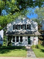 64 Parkview Dr in Bronxville, NY - Building Photo