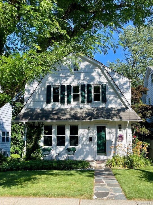 64 Parkview Dr in Bronxville, NY - Building Photo