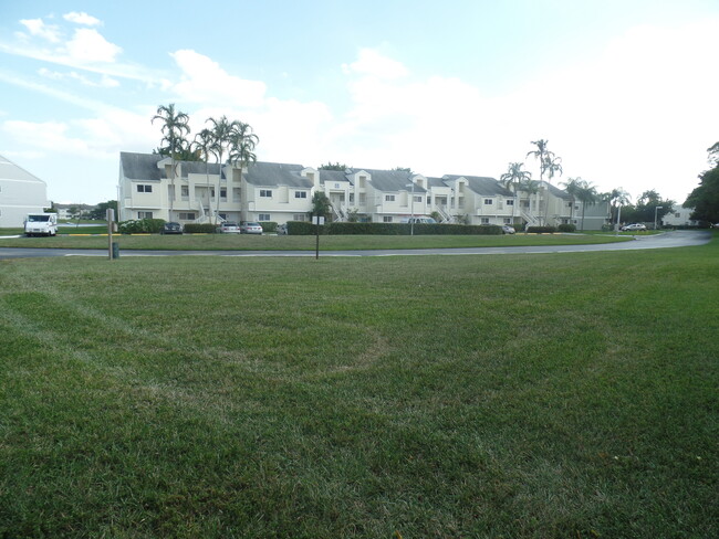 3417 NW 44th St, Unit 101 in Lauderdale Lakes, FL - Foto de edificio - Building Photo