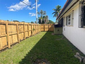 3960 SW 68th Ave in Miami, FL - Building Photo - Building Photo