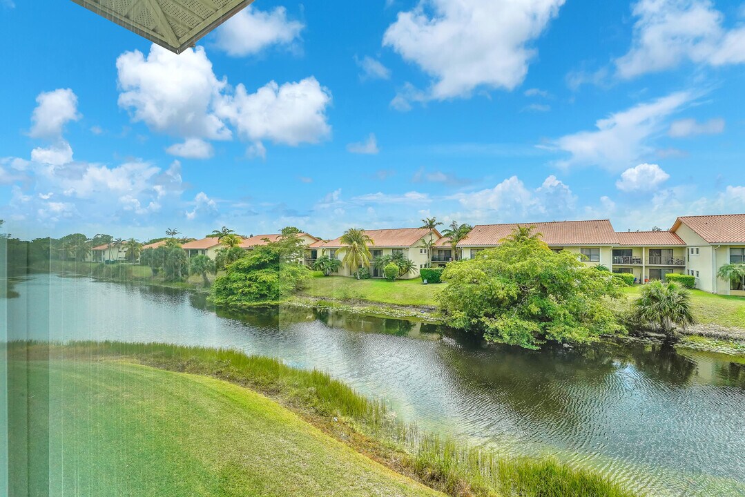 210 Lake Evelyn Dr in West Palm Beach, FL - Building Photo