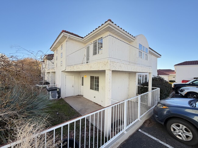 1200 Glen Canyon Dr in Page, AZ - Building Photo - Building Photo