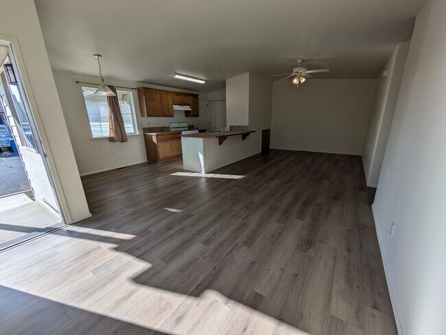 2017 NW Cedar Ave in Redmond, OR - Foto de edificio - Building Photo