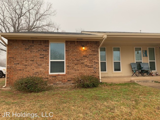 999 N 5th St in Noble, OK - Foto de edificio - Building Photo