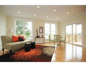 20 Fisher Ave, Unit 1 in Boston, MA - Foto de edificio - Building Photo