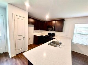 1112 Wildflower St in Ennis, TX - Building Photo - Building Photo