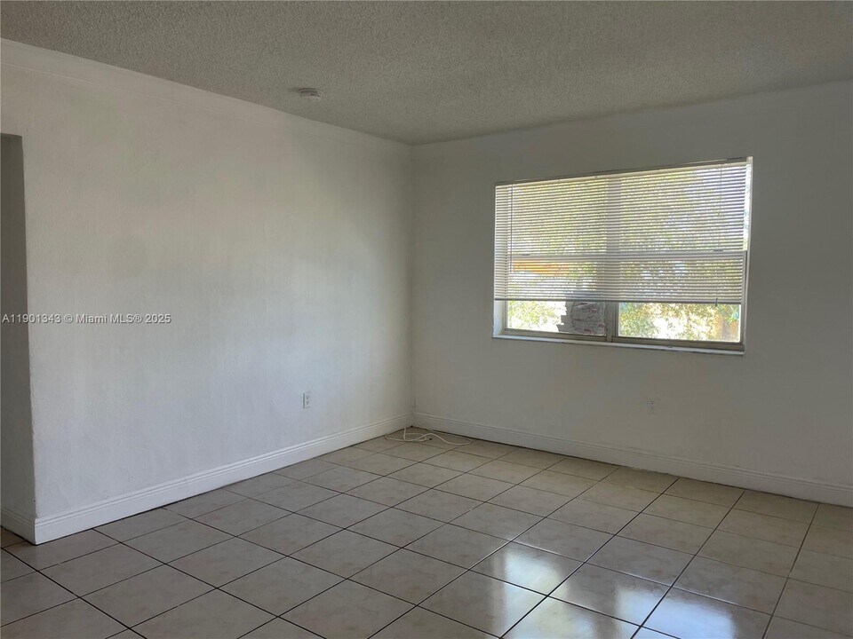 16118 NE 21st Ave in North Miami Beach, FL - Foto de edificio