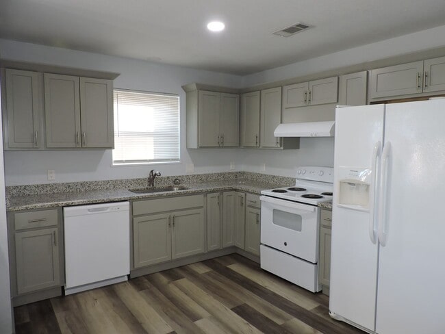 526 Briarwood Dr in Pensacola, FL - Building Photo - Building Photo