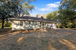 12516 13th St in Grandview, MO - Building Photo