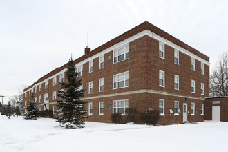 Van Aken Court in Cleveland, OH - Foto de edificio - Building Photo