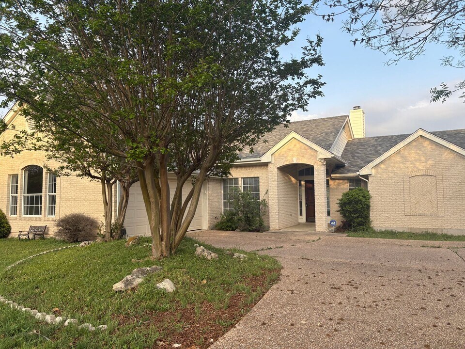803 Palos Verdes Dr in Lakeway, TX - Building Photo