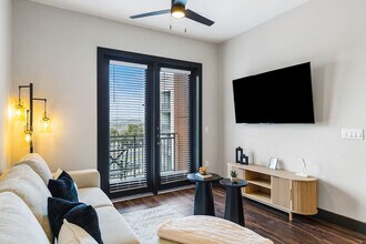 9127 Research Blvd in Austin, TX - Foto de edificio - Building Photo